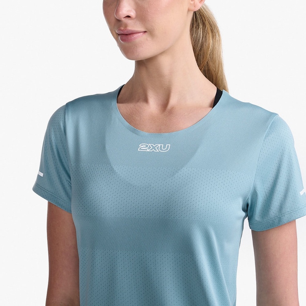 2XU Women’s Light Speed Tech Short Sleeve T-Shirt in Sky Blue size XL - Picture 3 of 12